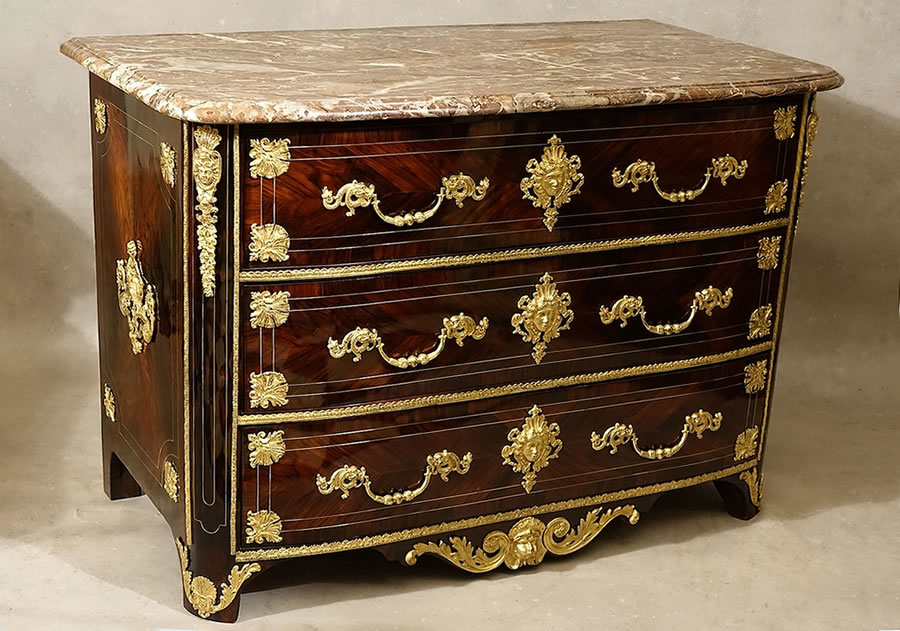 Commode Louis XIV a dessus de marbre Rance en placage de palissandre et riche parure de bronzes dorés